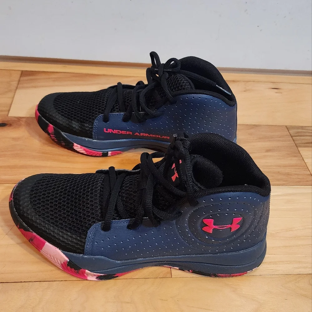NWOT Under Armour Jet Gray and pink unisex sneakers 5.5Y